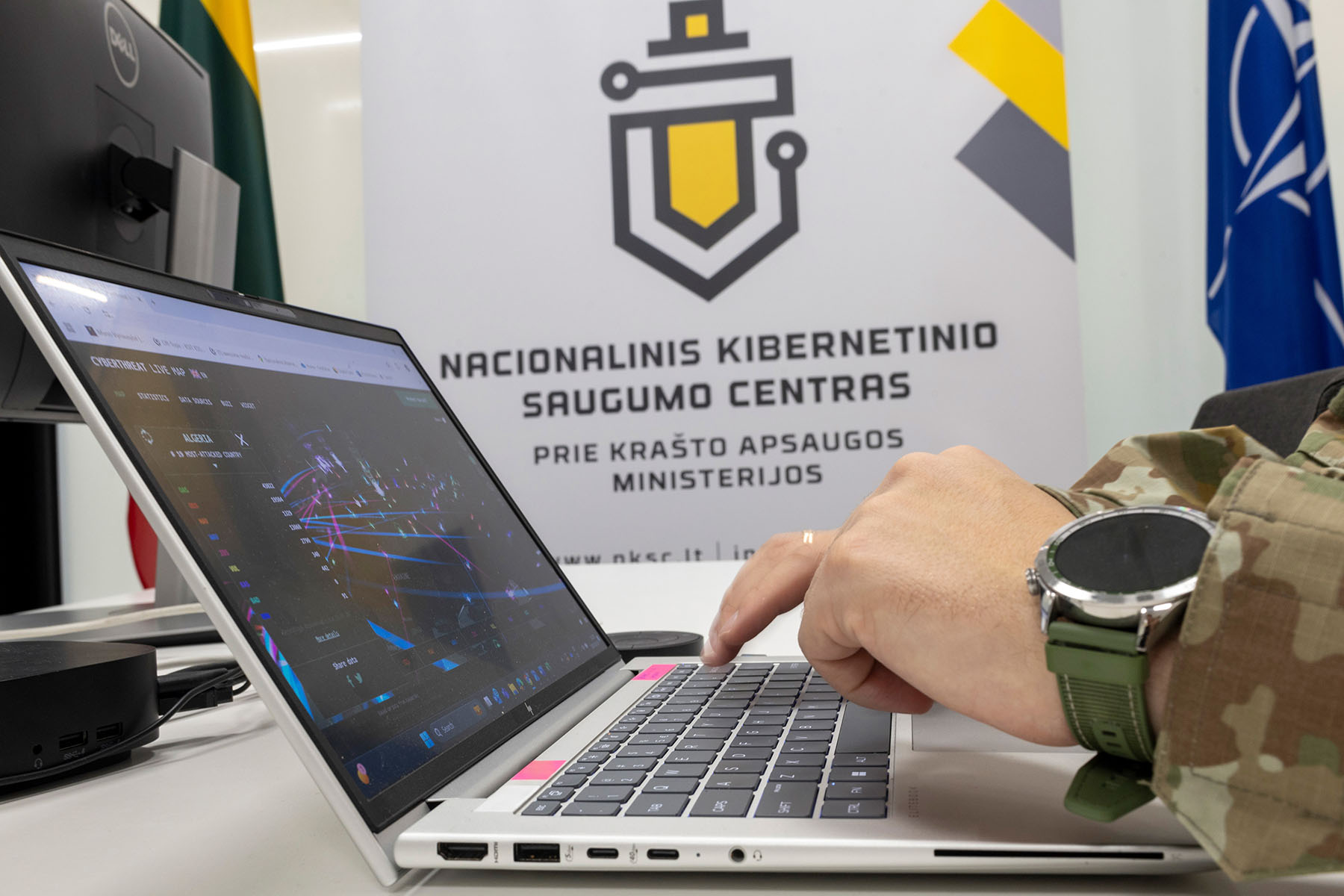 Oszuści wykorzystują inteligentne narzędzia i udają komunikację instytucji lub firm w celu kradzieży poufnych informacji, informuje NKSC.
