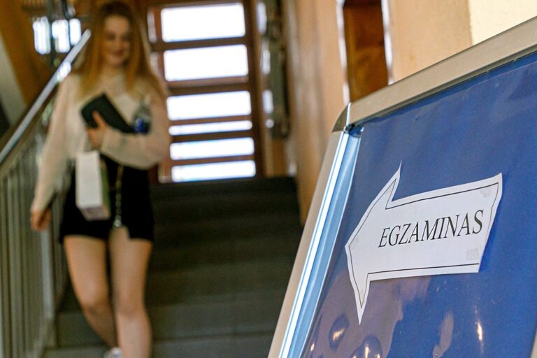 Szyld z napisem w szkole „Egzaminy”.