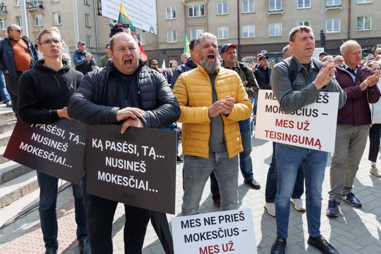Ostrzegawcza akcja protestu „Nie dla buldożera podatkowego” odbyła się pod gmachem Sejmu 19 czerwca.