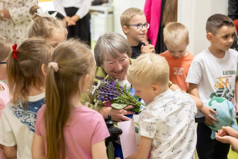 Spotkania pełne ciepła — seniorzy z domu opieki w Fabianiszkach opowiadają bajki dzieciom, budując wyjątkową wspólnotę.
