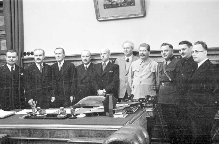 Podpisanie sowiecko-litewskiego traktatu o przekazaniu miasta Wilna Litwie. Traktat podpisuje minister spraw zagranicznych RL Juozas Urbšys, 10 października 1939 r.