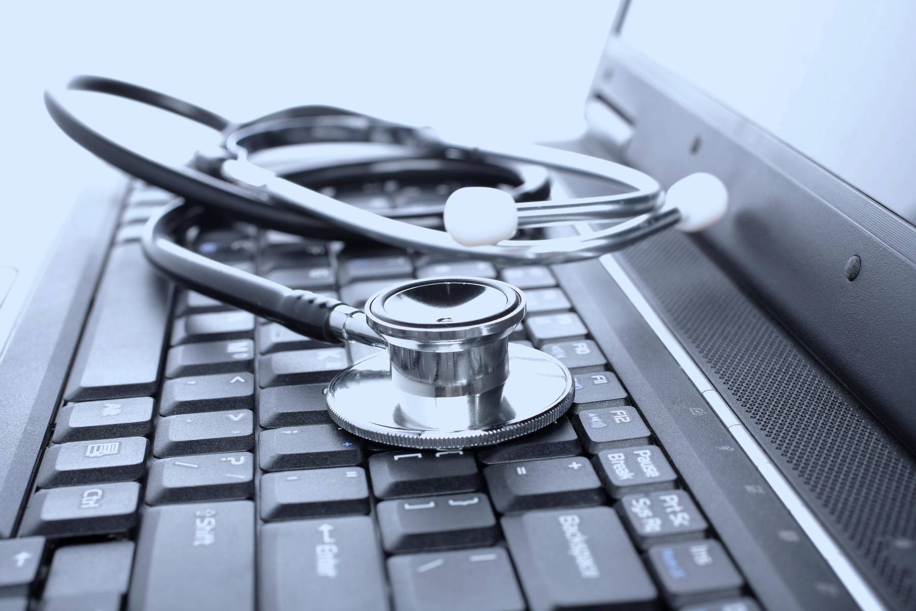 Leczenie się przez internet może doprowadzić do bardzo poważnych powikłań zdrowotnych .