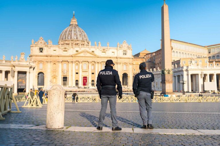 Widok policji na ulicach europejskich największych miast dziś już nikogo nie dziwi.