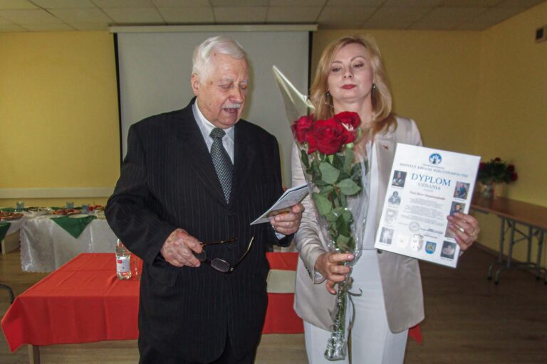 Rektor PUTW Ryszard Kuźmo wręczył posłance dyplom uznania od Stowarzyszenia Kresów Rzeczypospolitej Polskiej.