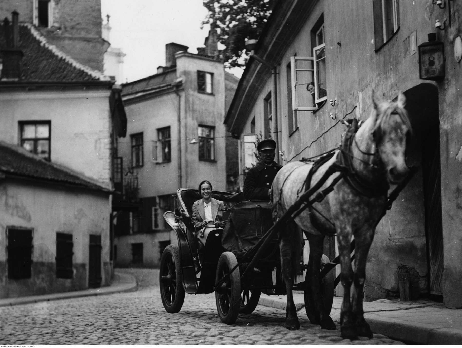 Dorożka w zaułku Literackim, Wilno, czerwiec 1935 r.
