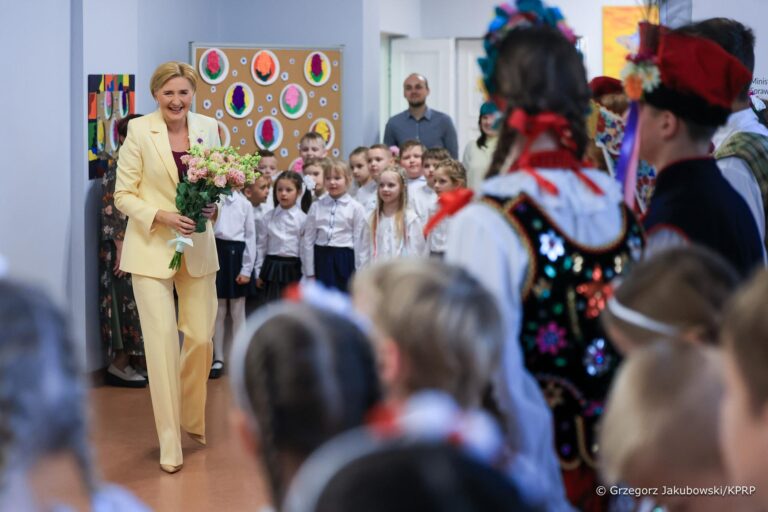 2 czerwca 2025 r. Gimnazjum im. Józefa Ignacego Kraszewskiego w Wilnie odwiedziła Małżonka Prezydenta RP, Agata Kornhauser-Duda.