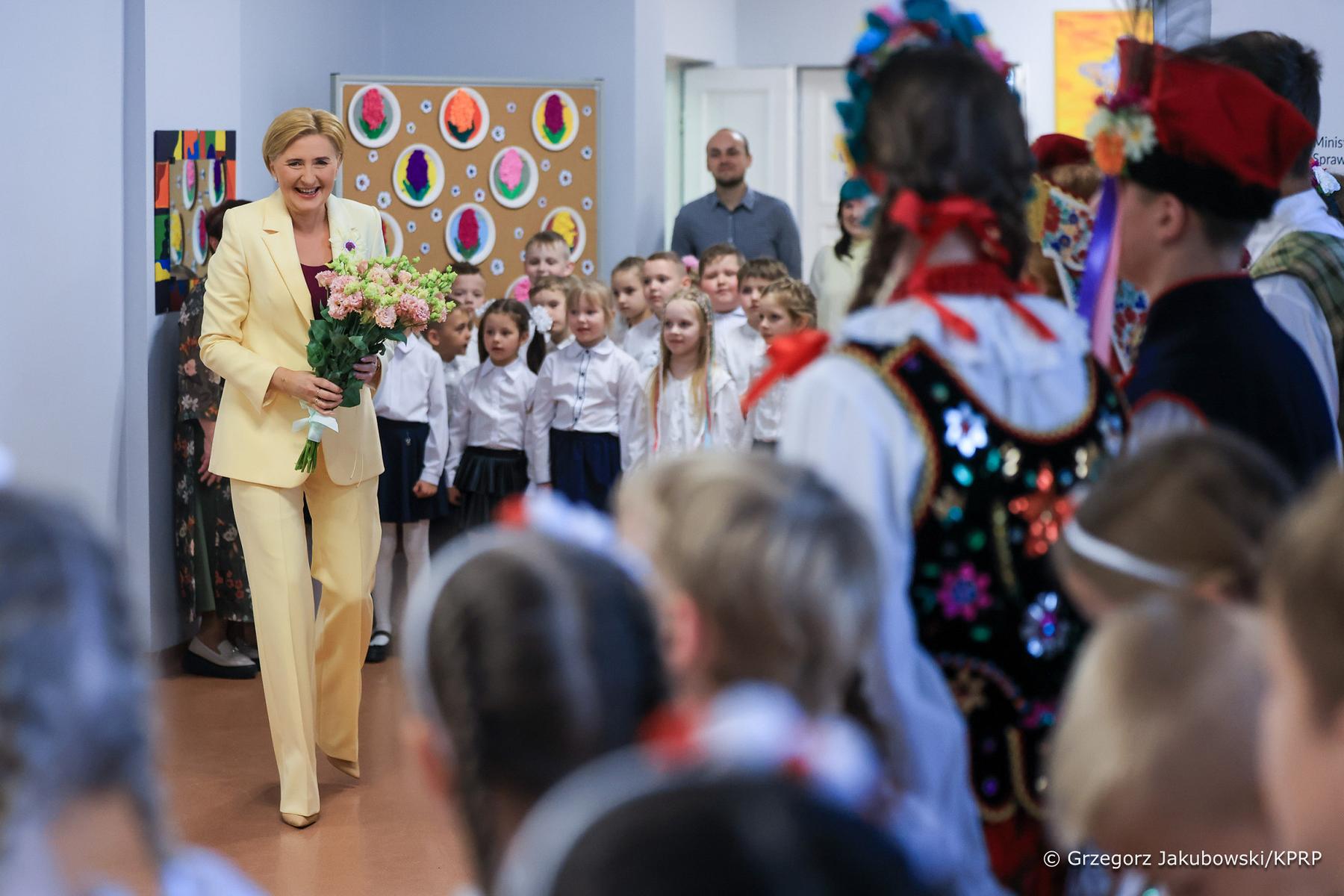 2 czerwca 2025 r. Gimnazjum im. Józefa Ignacego Kraszewskiego w Wilnie odwiedziła Małżonka Prezydenta RP, Agata Kornhauser-Duda.