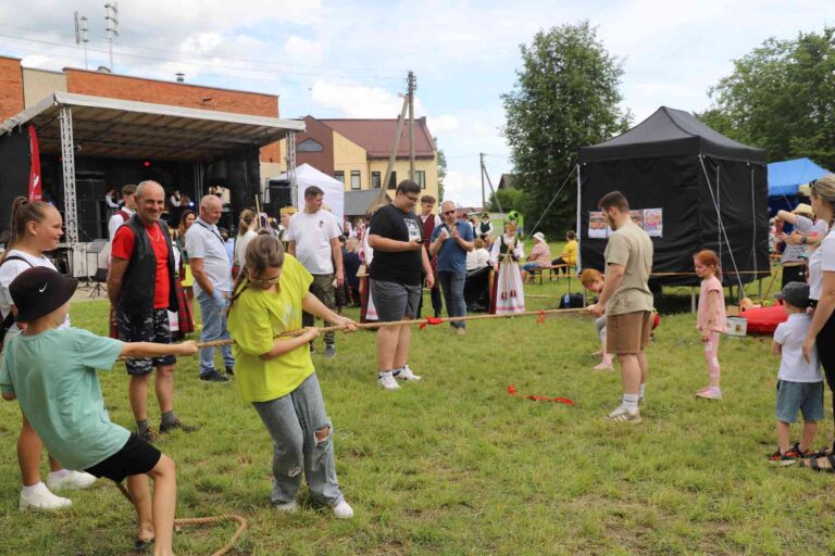 Osoby chcące sprawdzić swoją sprawność fizyczną mogły wziąć udział w licznych aktywnościach sportowych.