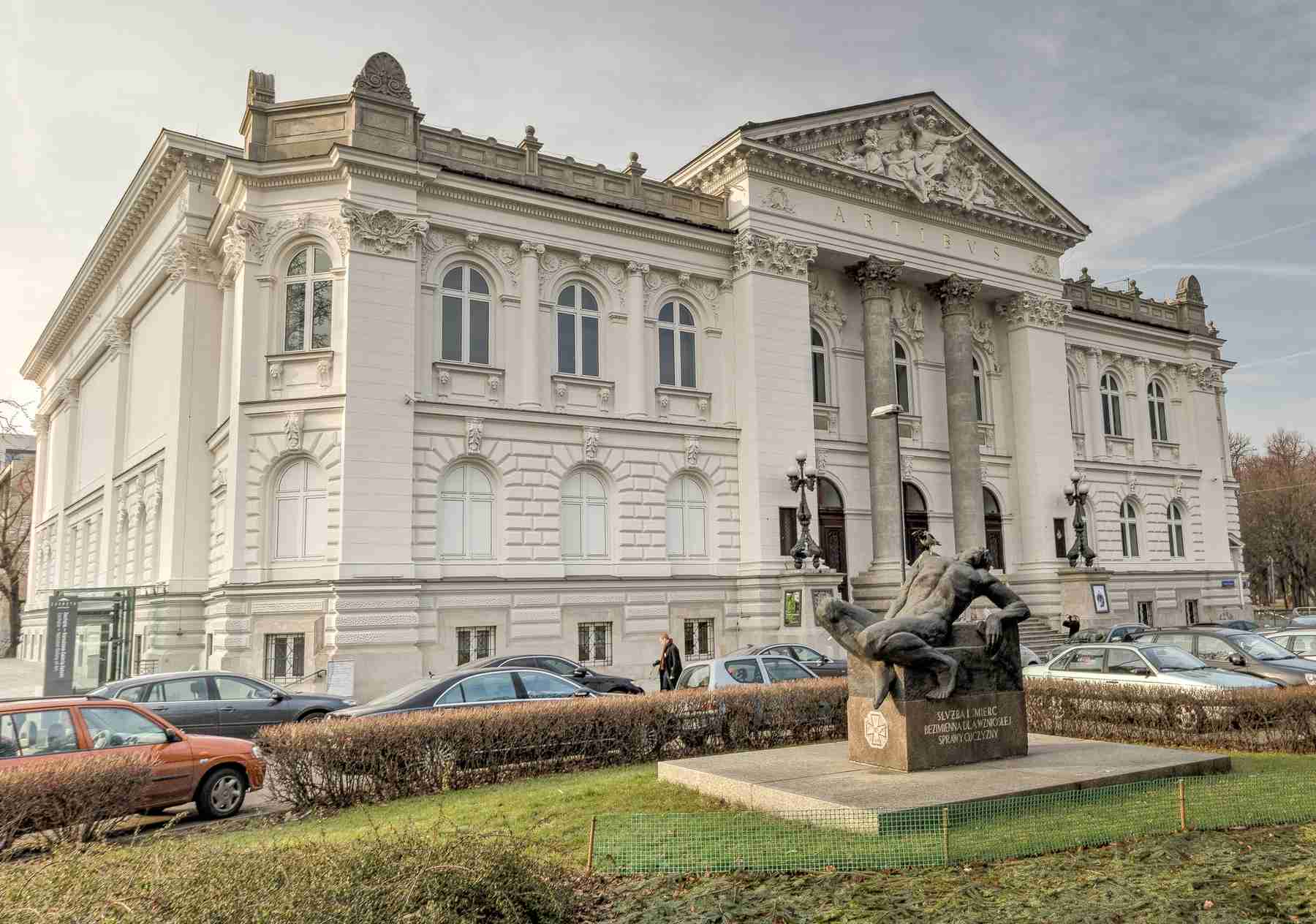 Okazały budynek Zachęty w stylu renesansowym, typowy dla XIX-wiecznych metropolii Wiednia, Berlina czy Paryża, przetrwał częściowo koszmar II wojny światowej.
