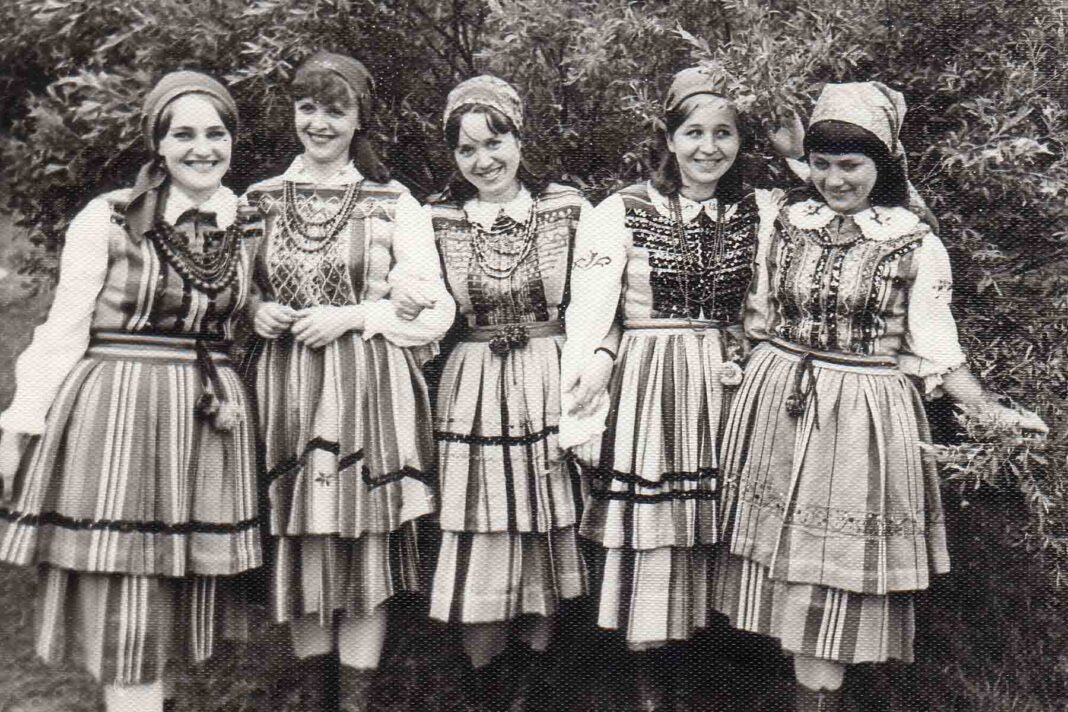 Władysława Szturmowicz jako chórzystka Wilii (w środku).