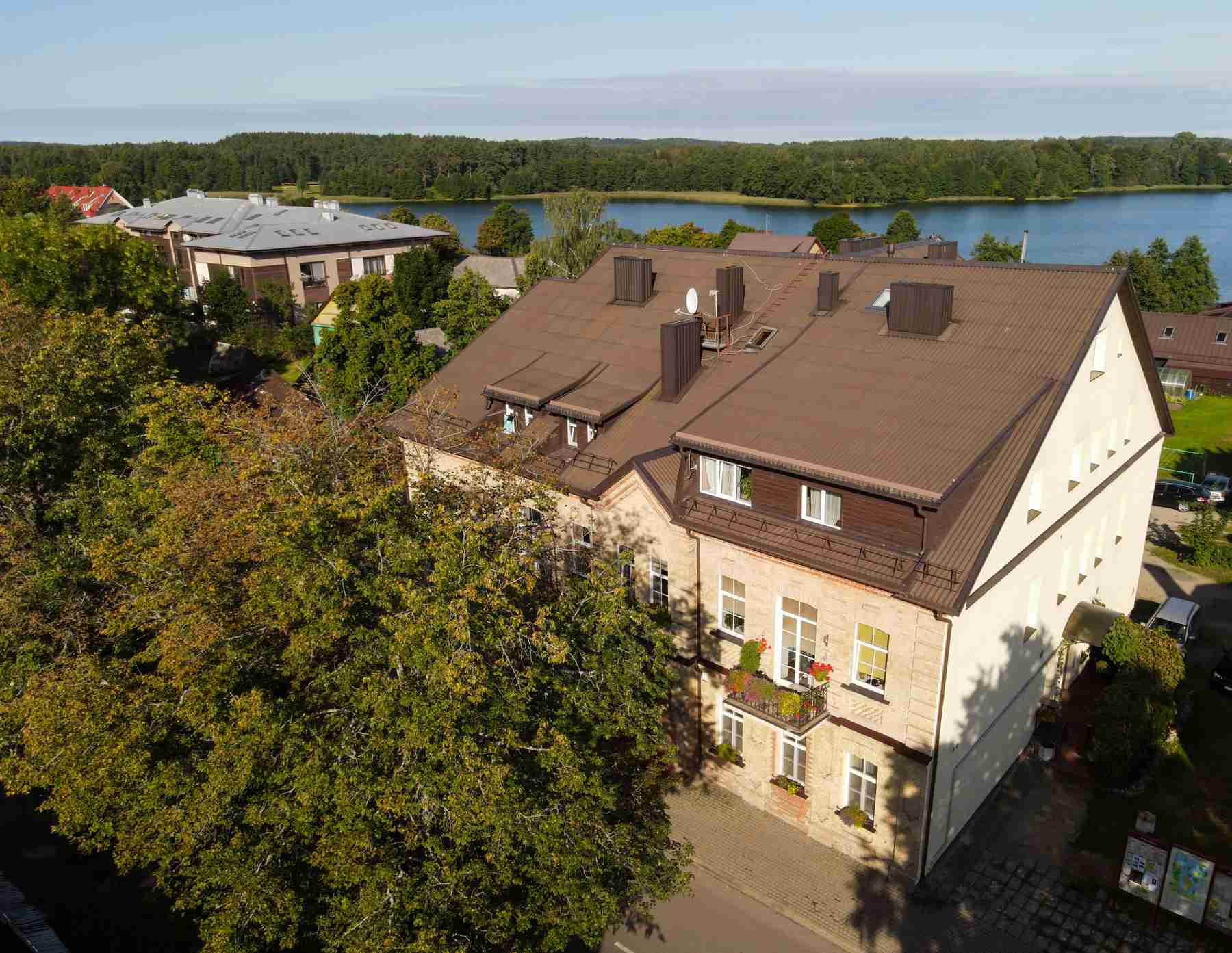 Odnowiony blok wielomieszkaniowy.