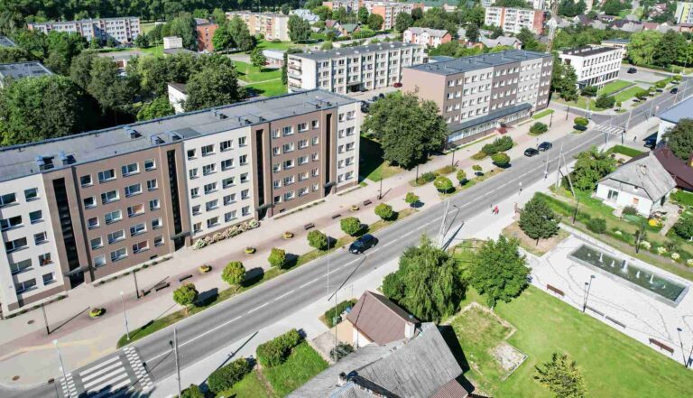 Odnowione bloki wielomieszkaniowe.