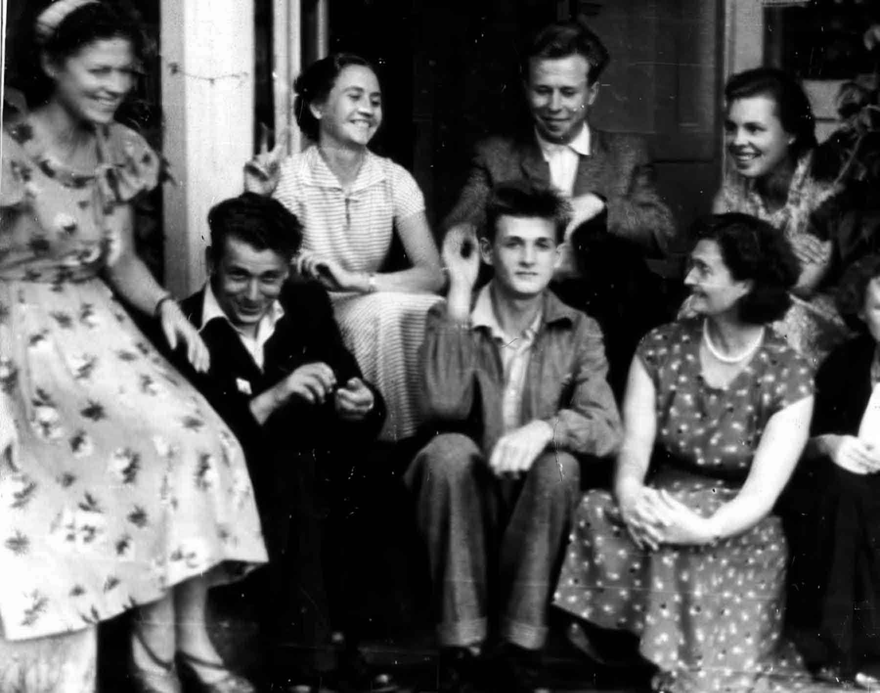 W gościnie u pani Zofii w Kolonii Wileńskiej. Zofia Gulewicz (siedzi na dole po prawej) z zespolakami i synem Włodzimierzem (obok niej).