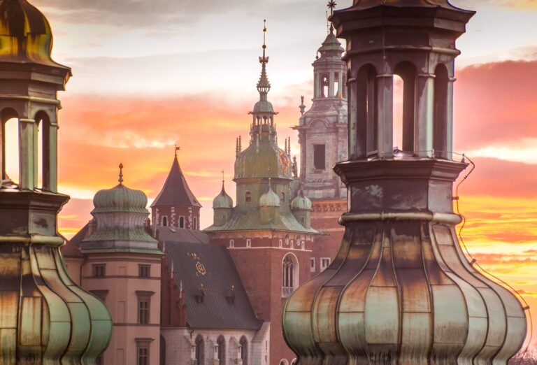 Katedra wawelska i wieże kościoła św. Andrzeja w Krakowie.