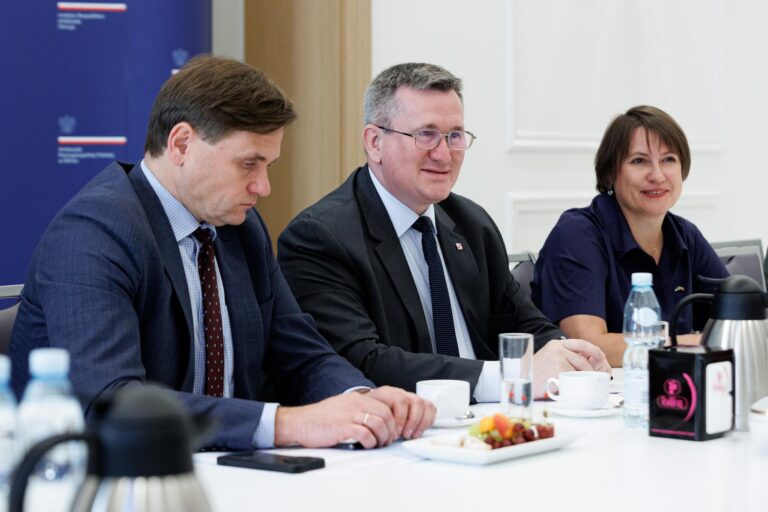 W spotkaniu udział wzięli (na zdjęciu od lewej): Vilmantas Vitkauskas, kierownik Narodowego Centrum Zarządzania Kryzysowego, Grzegorz Marek Poznański, chargé d’affaires a.i. RP, oraz Kaili Terras, ambasador Republiki Estońskiej na Litwie.