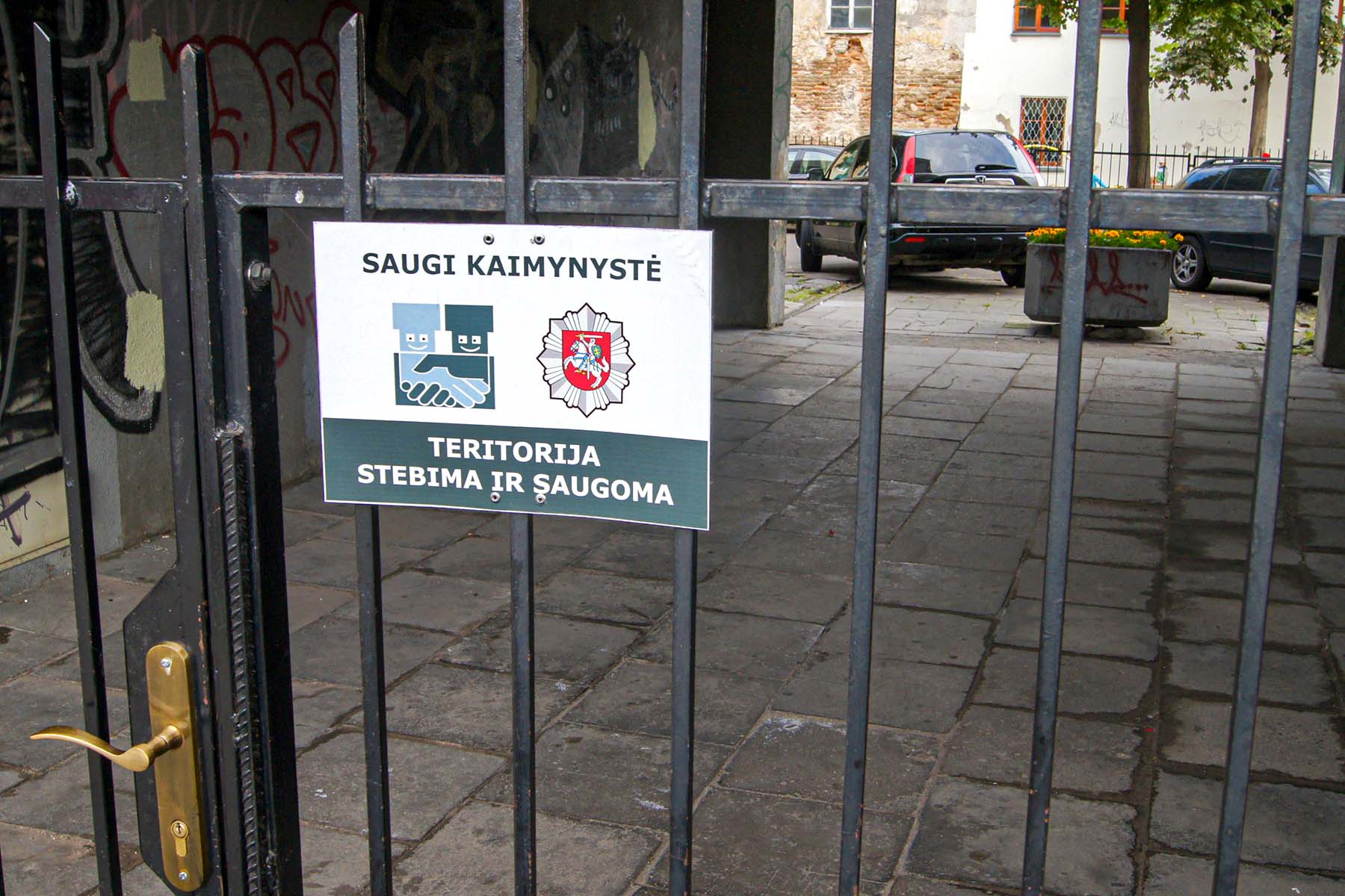 „Bezpieczne sąsiedztwo” — szyld na wrotach.