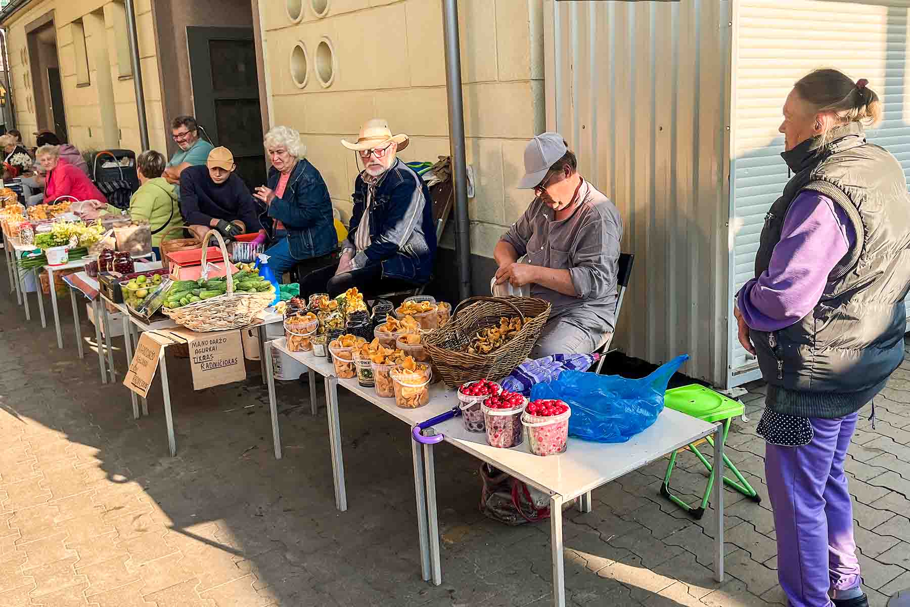 Na rynku Kalwaryjskim w Wilnie sprzedający za kilogram kurek proszą 5–8 euro.