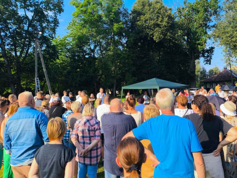 Spotkanie mieszkańców Skojdziszek z władzami samorządowymi w sprawie problemów ich osiedla.