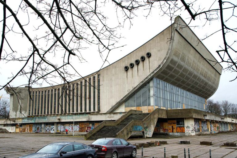 Gmach w stylu brutalizmu, z oryginalnym dachem w kształcie fali, oddano do użytku w 1971 r.