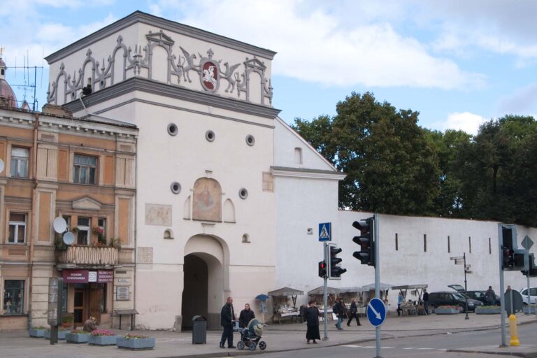 Z dawnych fortyfikacji miejskich do dzisiejszych czasów zachowała się jedynie Ostra Brama z przylegającym do niej fragmentem XVI-wiecznego muru obronnego.