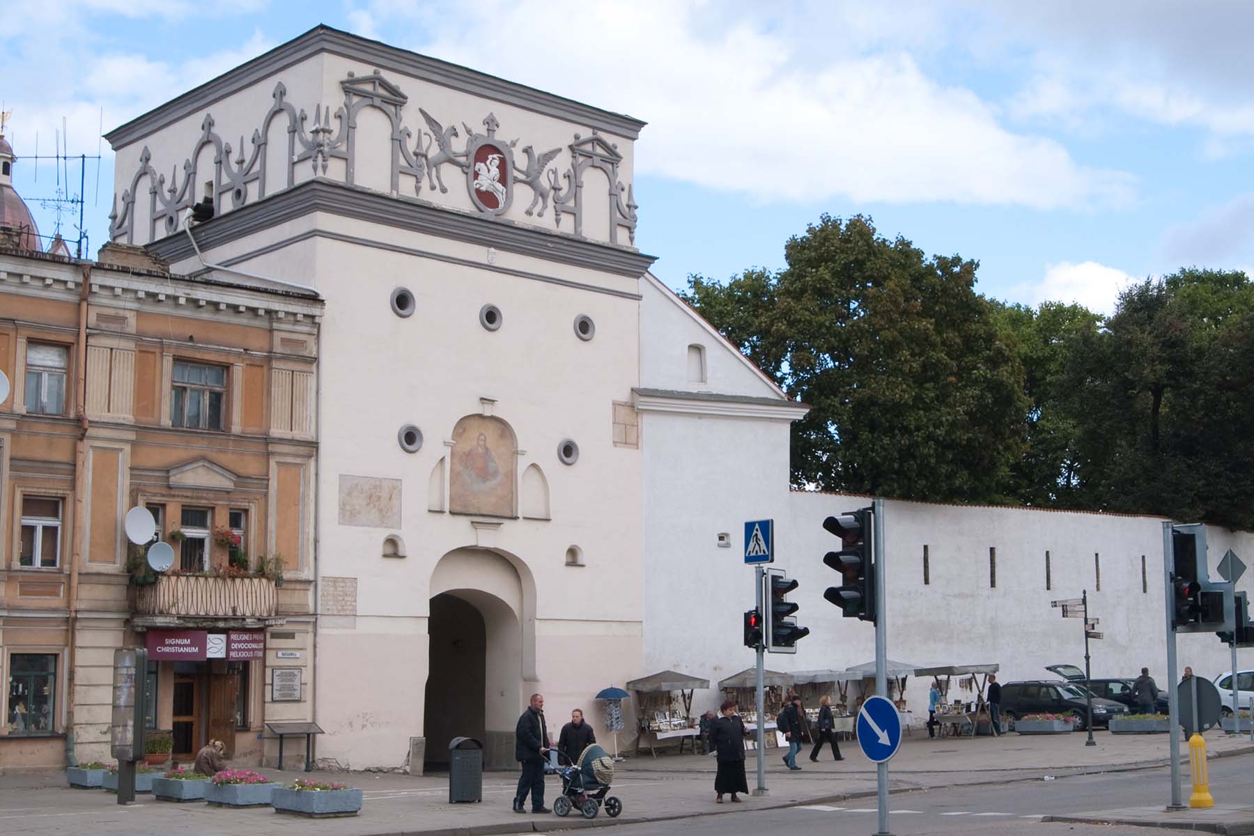 Z dawnych fortyfikacji miejskich do dzisiejszych czasów zachowała się jedynie Ostra Brama z przylegającym do niej fragmentem XVI-wiecznego muru obronnego.