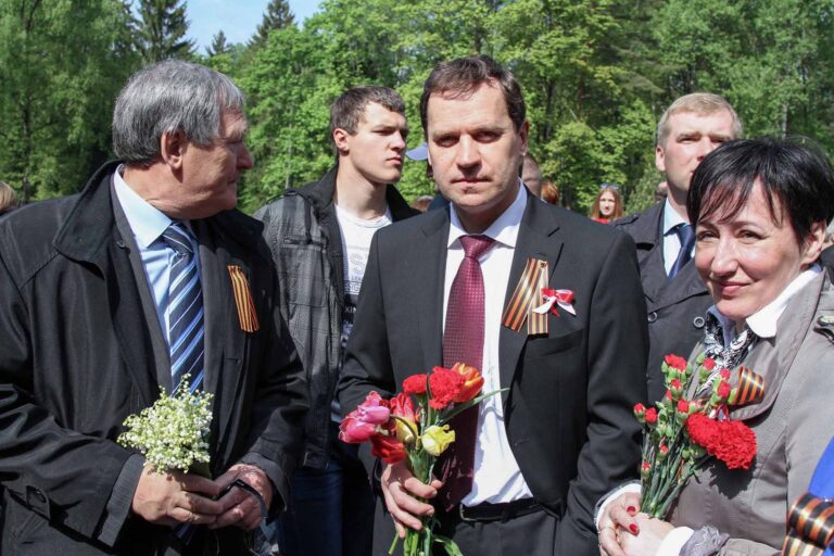 Tomaszewski uroczyście świętował 9 maja i chcąc pozyskać sympatie Rosjan gotów był wczepić w klapę marynarki „gieorgiewską lentoczkę”.