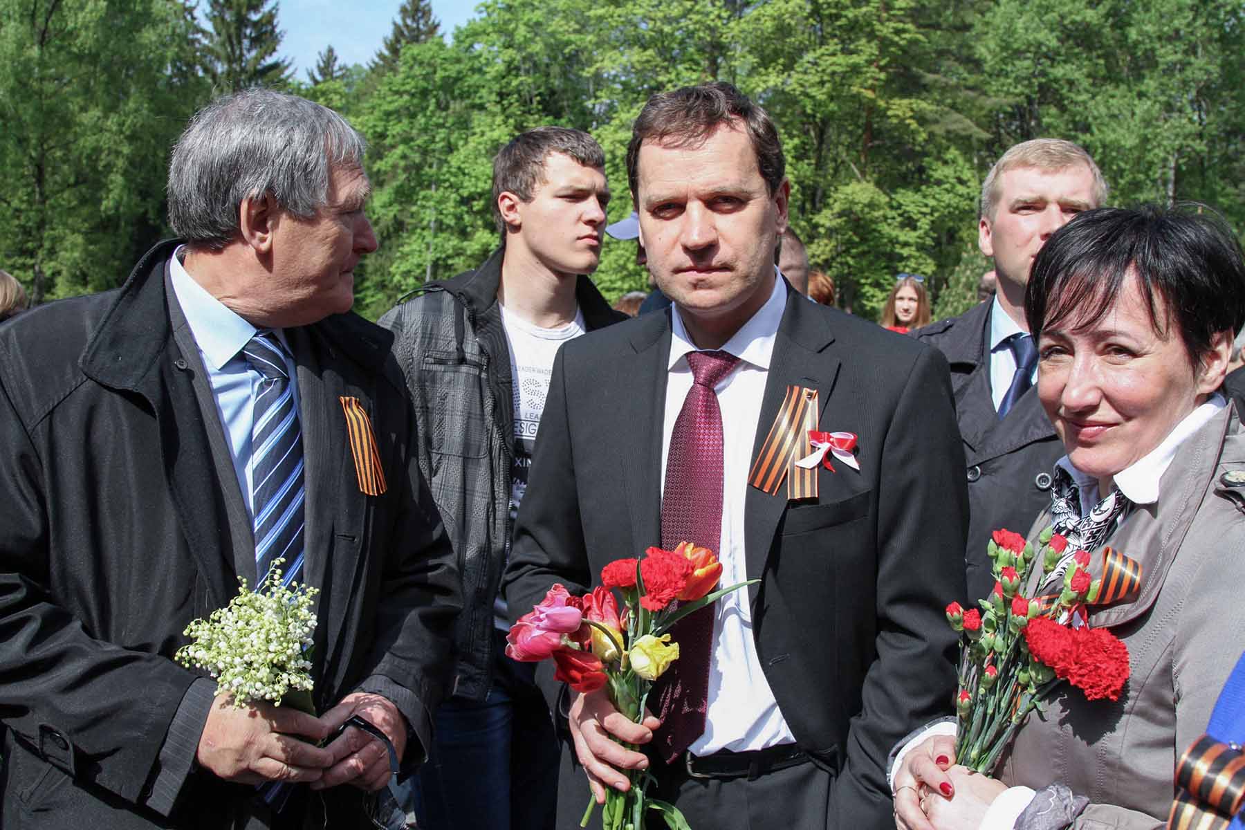 Tomaszewski uroczyście świętował 9 maja i chcąc pozyskać sympatie Rosjan gotów był wczepić w klapę marynarki „gieorgiewską lentoczkę”.