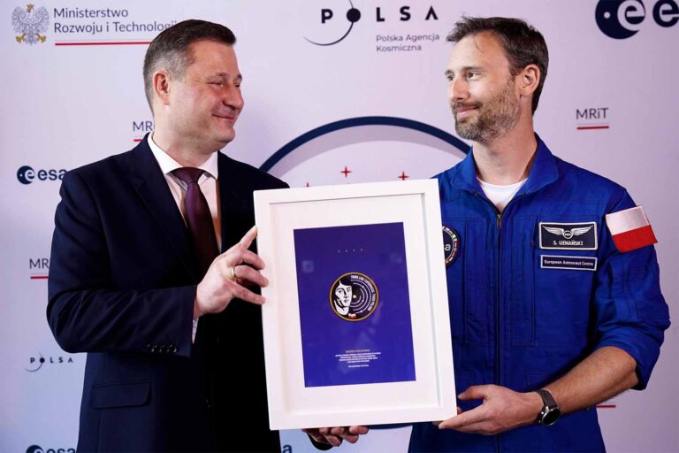 Astronauta Sławosz Uznański-Wiśniewski wrócił na Ziemię (po prawej, po lewej minister technologii Krzysztof Paszyk).