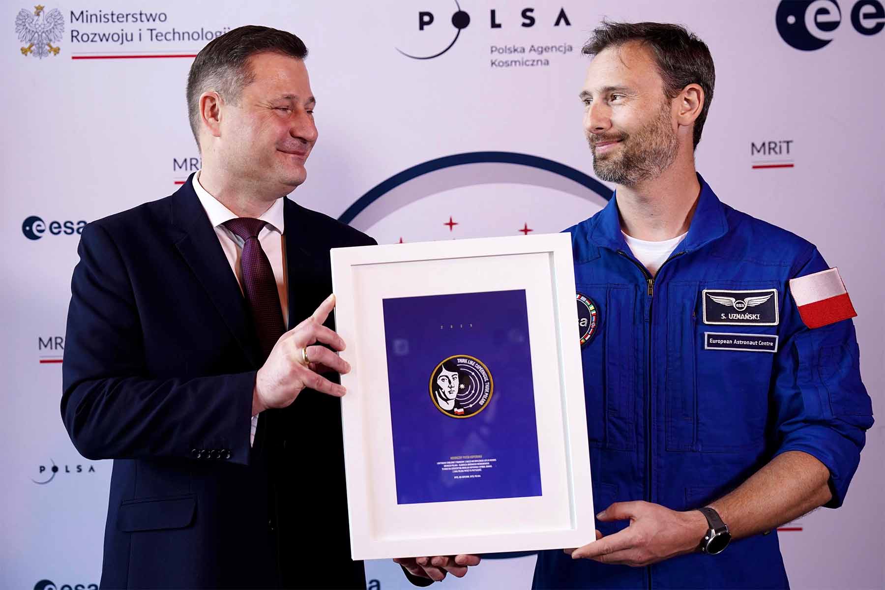 Astronauta Sławosz Uznański-Wiśniewski wrócił na Ziemię (po prawej, po lewej minister technologii Krzysztof Paszyk).