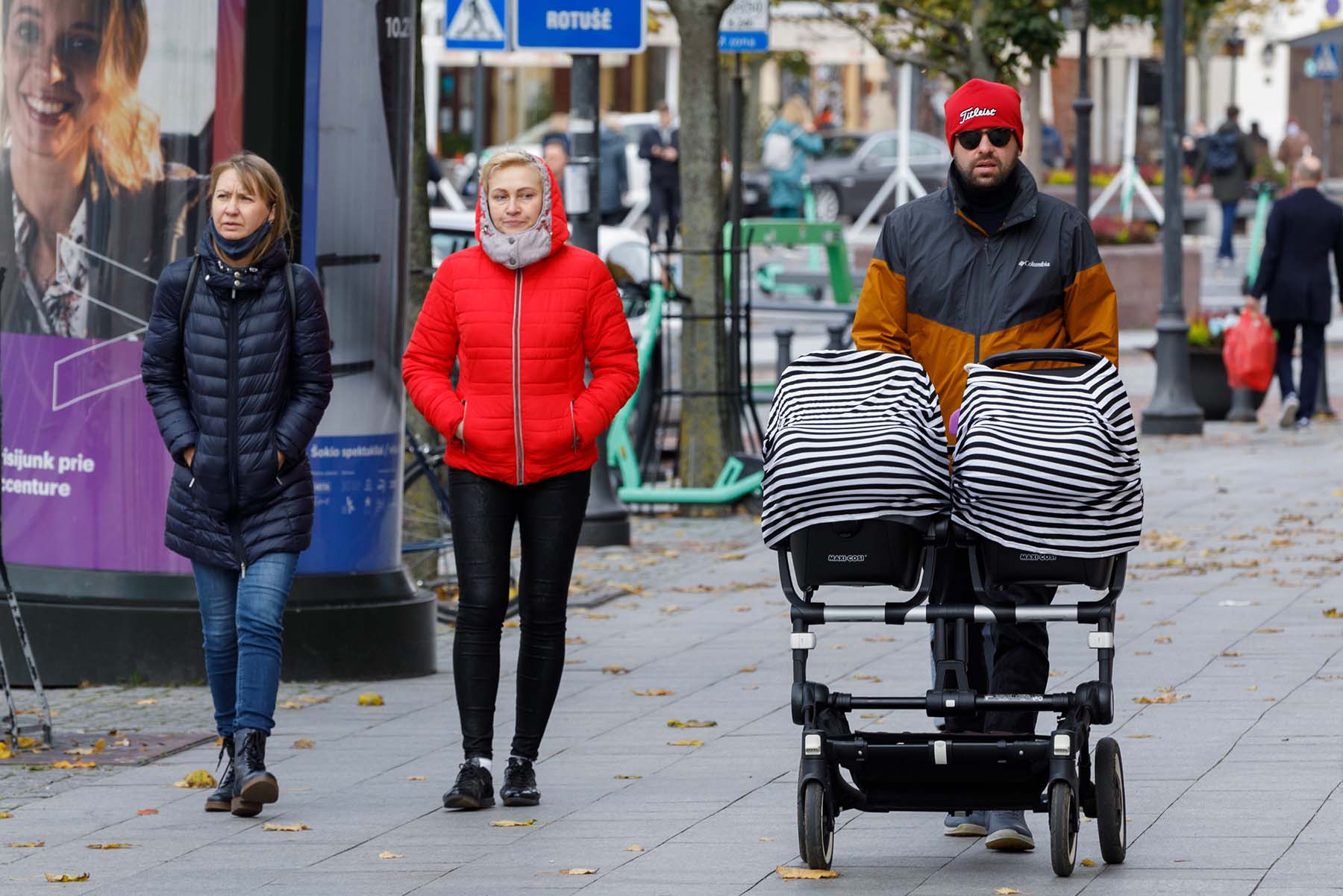 Spacerujące ludzie.