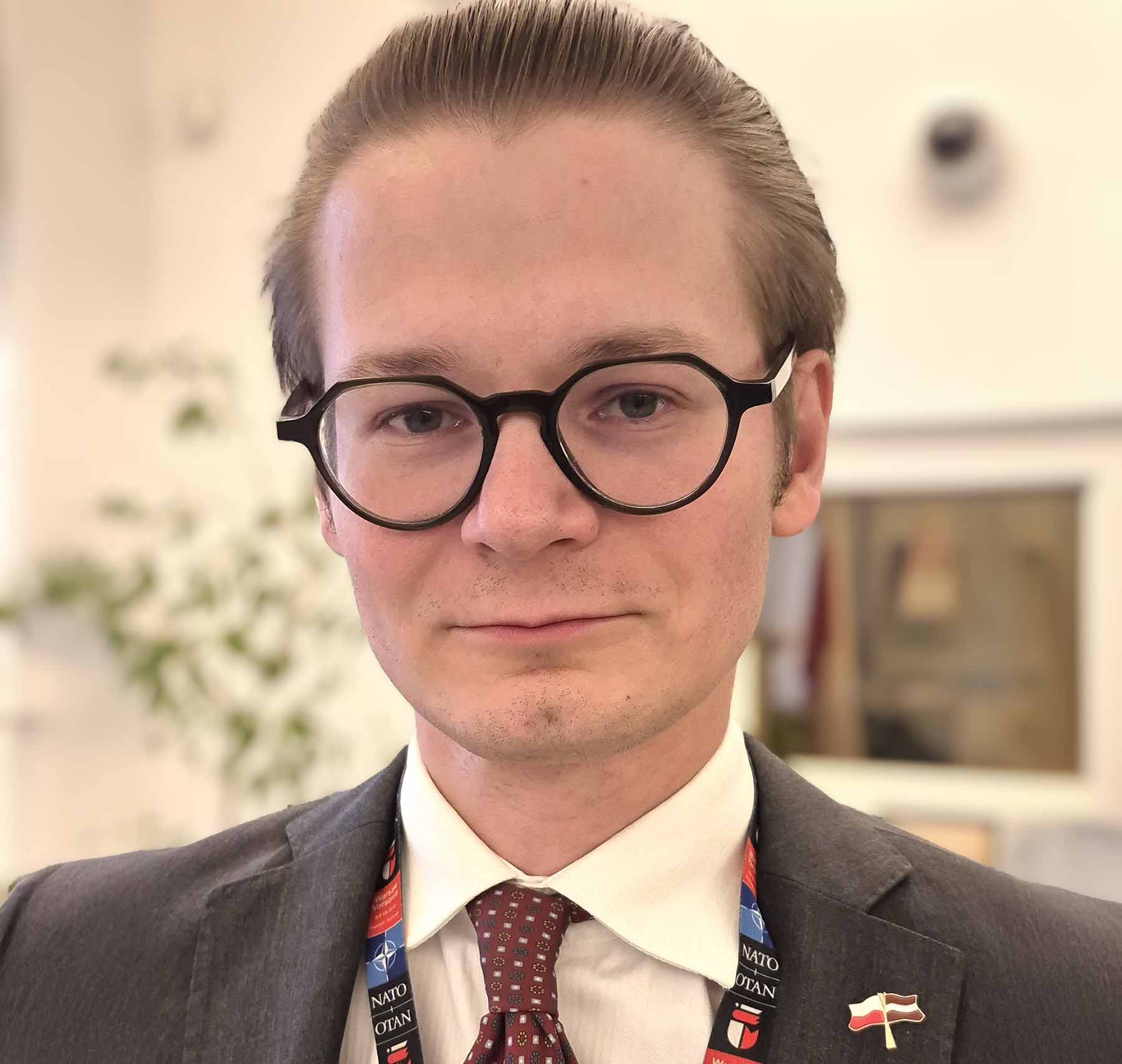 Mariusz Podgórski, konsul RP, kierownik Wydziału Konsularnego i Polonii Ambasady RP w Rydze .