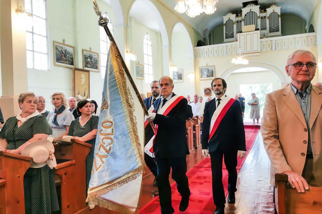 Sztandar Stowarzyszenia Polaków Kiejdan do kościoła był wniesiony przez chorążych Władysława Gosztowta, Giedriusa Makarewicza i Olega Bosiuka.