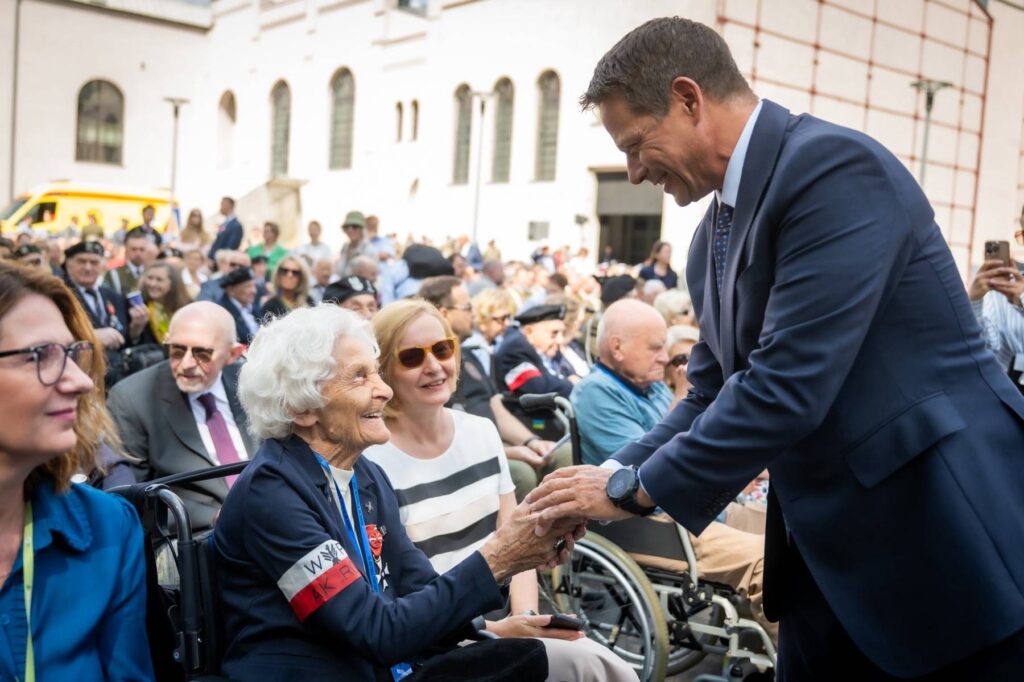 30 lipca w Parku Wolności przy Muzeum Powstania Warszawskiego władze stolicy Polski, w osobie prezydenta Warszawy Rafała Trzaskowskiego, oddały hołd powstańcom.