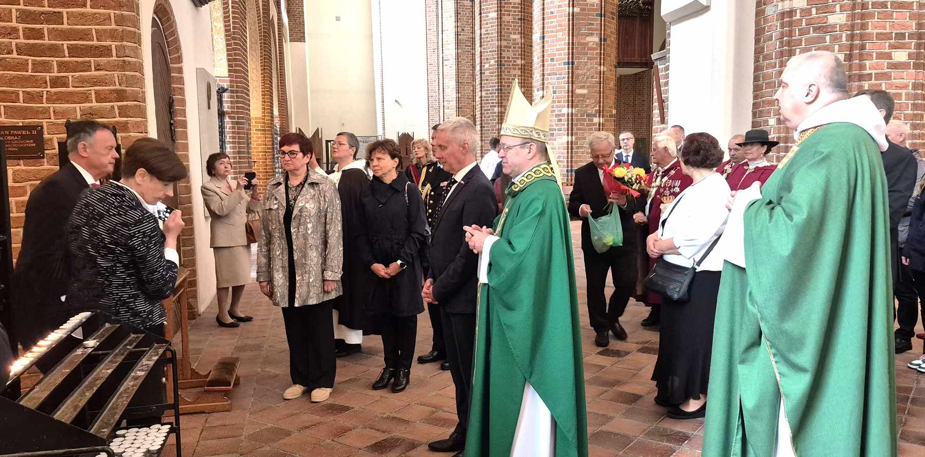 Złożenie wiązanki kwiatów w katedralnej kaplicy MB Ostrobramskiej, w której znajduje się tablica poświęcona pamięci litewskich lotników.