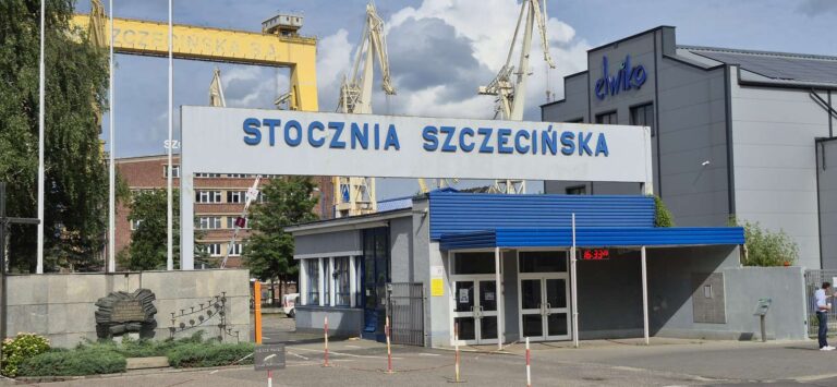 Brama Stoczni Szczecińskiej im. Adolfa Warskiego.