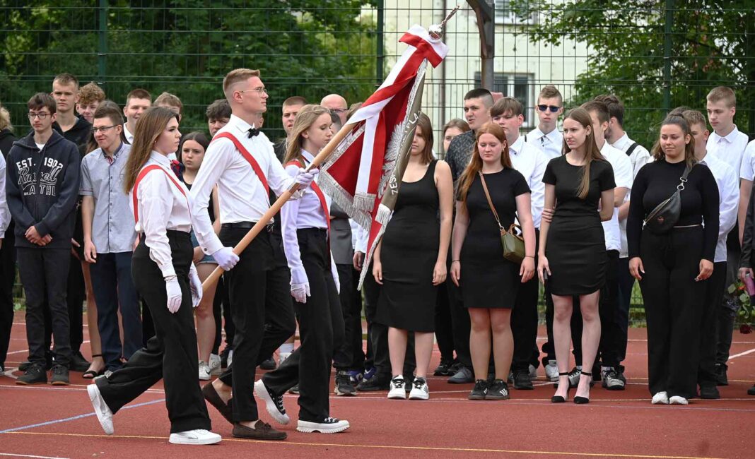 Zakończenie roku szkolnego odbywało się na boisku szkolnym. Na zdjęciu moment wprowadzenia sztandaru szkoły.
