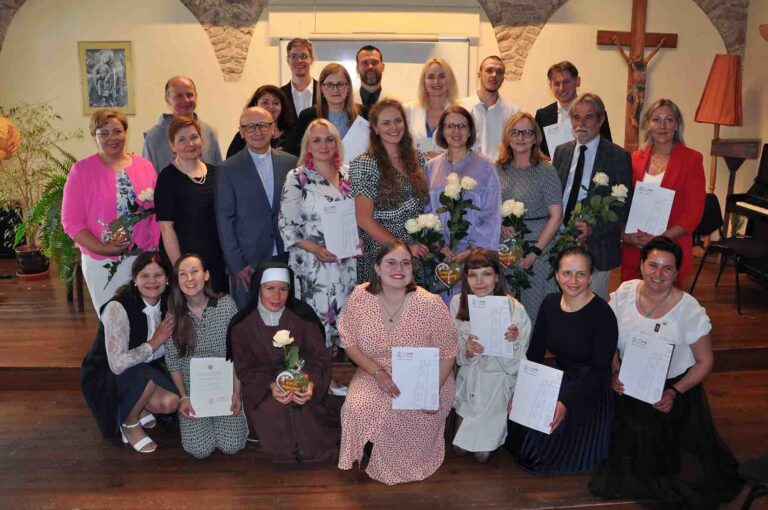 Kurs, który trwał cztery semestry, ukończyło 12 osób, otrzymując świadectwa przygotowujące do nauczania religii w szkołach i katechezy w parafiach.
