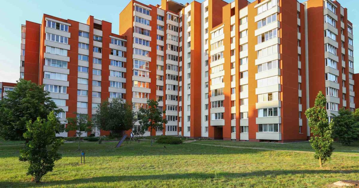 Błędy, których można uniknąć: jak wybrać najlepszą fasadę do renowacji bloku?