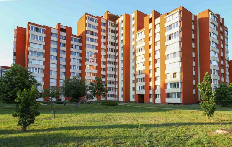 Odnowione bloki wielomieszkaniowe.