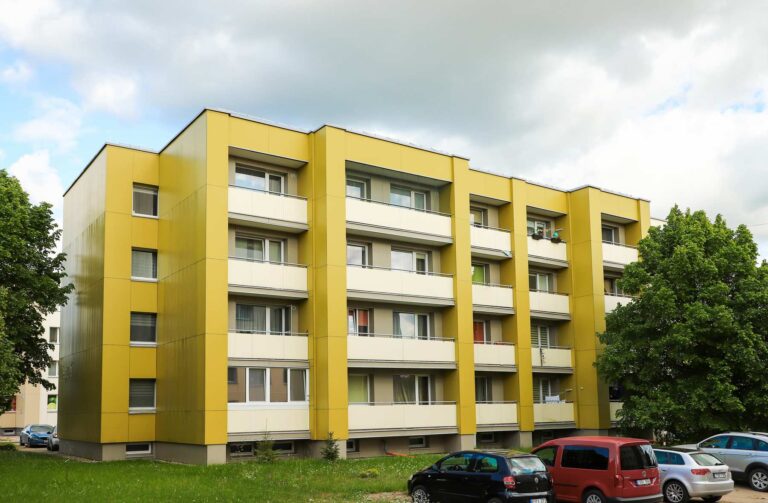 Odnowiony blok wielomieszkaniowy.