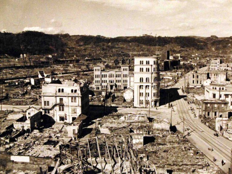 Krajobraz Nagasaki po wybuchu bomby atomowej.