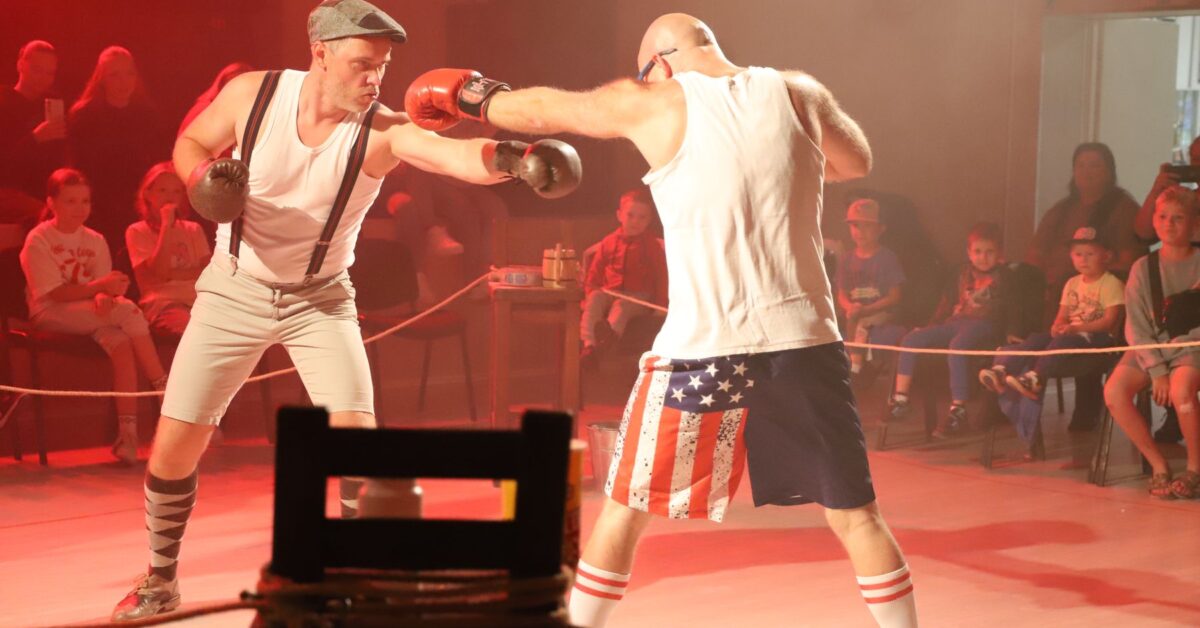 Spektakl teatru ulicznego w Rudominie