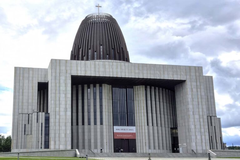 Świątynia ma kształt krzyża wpisanego w okrąg. Centralna kopuła, wysoka na 75 m, dominuje nad całą bryłą i jest widoczna z wielu miejsc Warszawy .