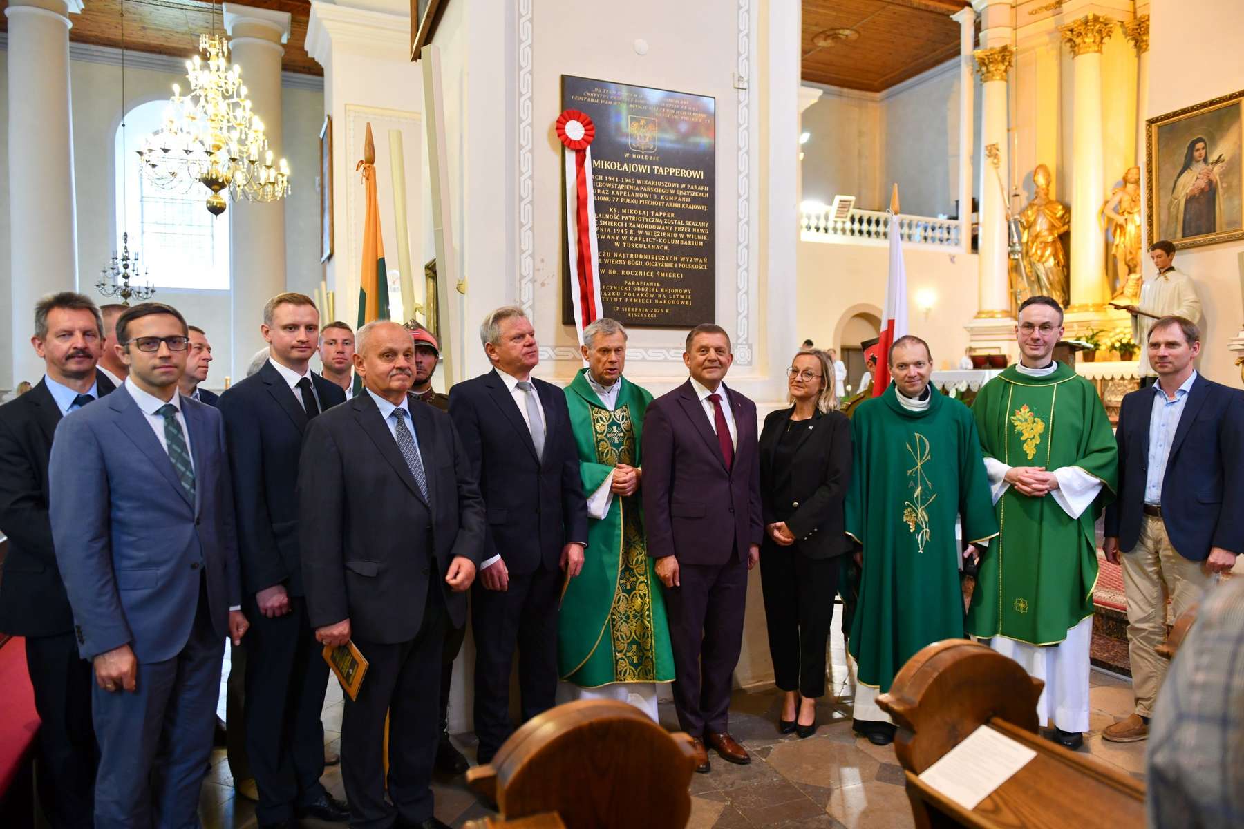 Obchody zgromadziły mieszkańców Ejszyszek oraz przedstawicieli organizacji polskich na Litwie, którzy w symbolicznym geście pamięci oddali cześć duchownemu.
