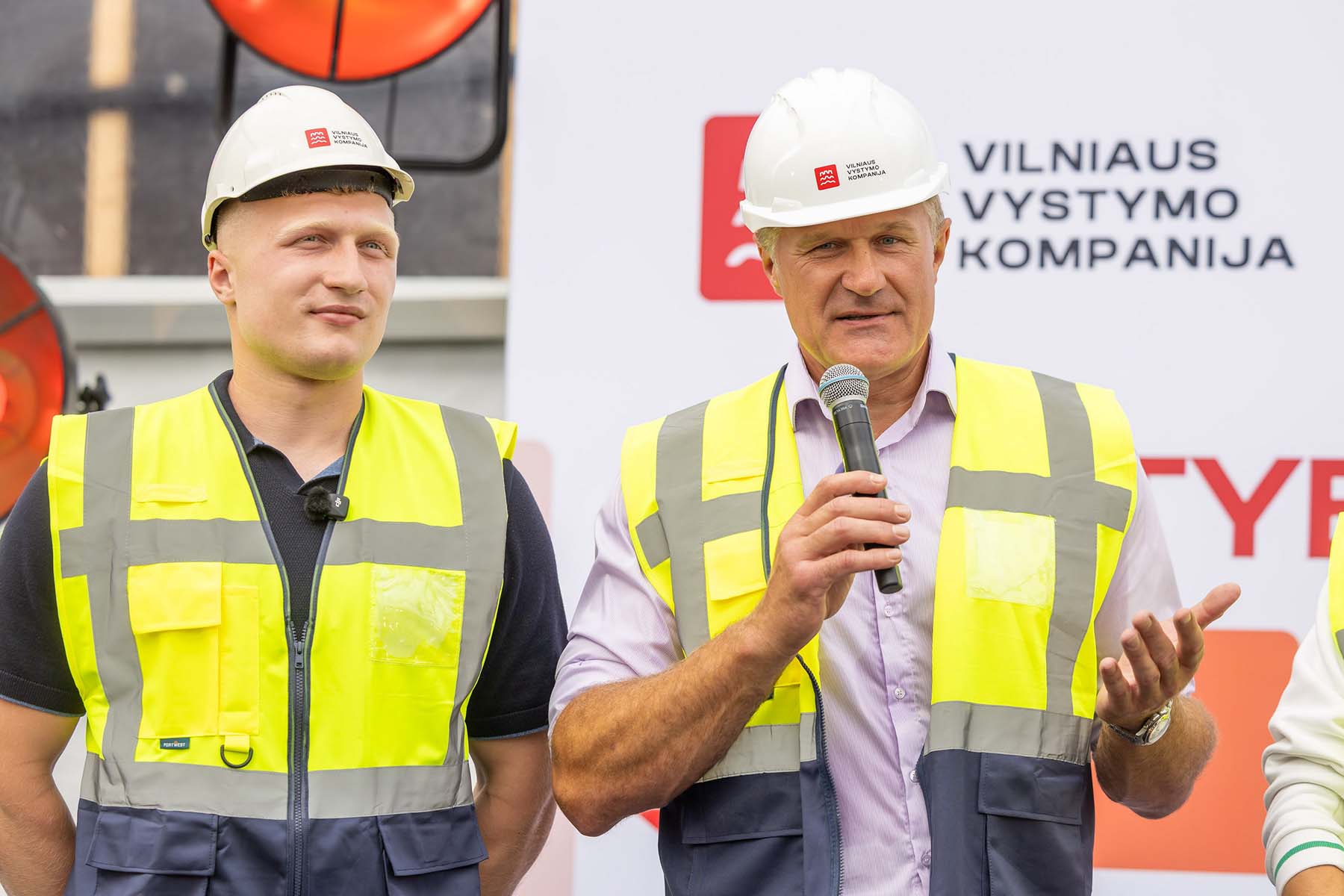 Projekt twarzami promują m.in. olimpijczycy Virgilijus Alekna (po prawej) oraz syn Mykolas (po lewej).