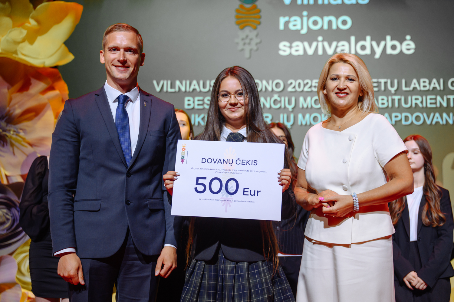 Mer Robert Duchniewicz i wicemer Edyta Tamošiūnaitė wręczają nagrodę jednej z wyróżnionych uczennic rejonu wileńskiego.