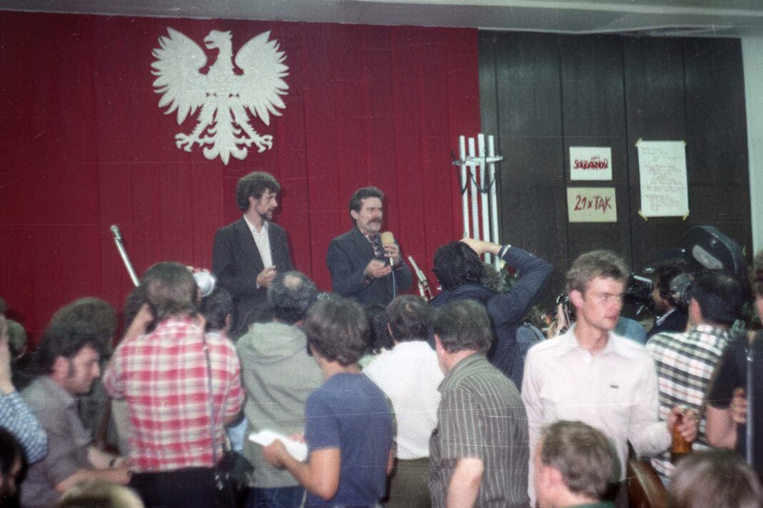 Obrady Międzyzakładowego Komitetu Strajkowego w sali BHP Stoczni Gdańskiej im. Lenina, przemawia Lech Wałęsa, obok stoi Bogdan Lis, sierpień 1980 r.