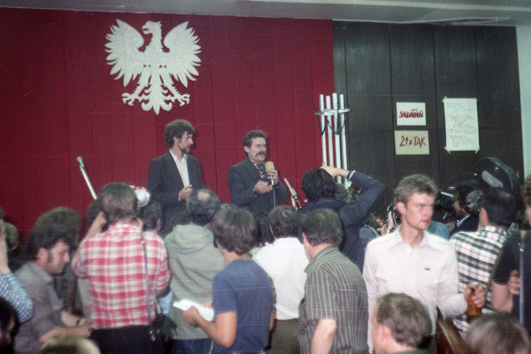 Obrady Międzyzakładowego Komitetu Strajkowego w sali BHP Stoczni Gdańskiej im. Lenina, przemawia Lech Wałęsa, obok stoi Bogdan Lis, sierpień 1980 r.