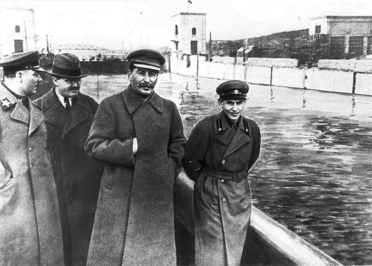 Słynne zdjęcie z Józefem Stalinem i szefem NKWD Nikołajem Jeżowem, odpowiedzialnym za operację polską z lat 1937–1938 – ten ostatni zostanie usunięty w kolejnych wersjach tej fotografii.
