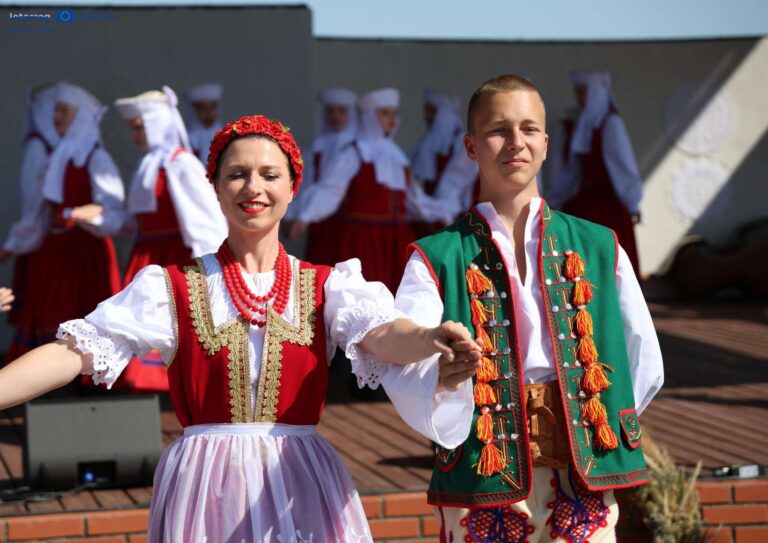 W barwnych, tradycyjnych strojach zaprezentowała się również młodzież z zespołu „Rudomianka” .